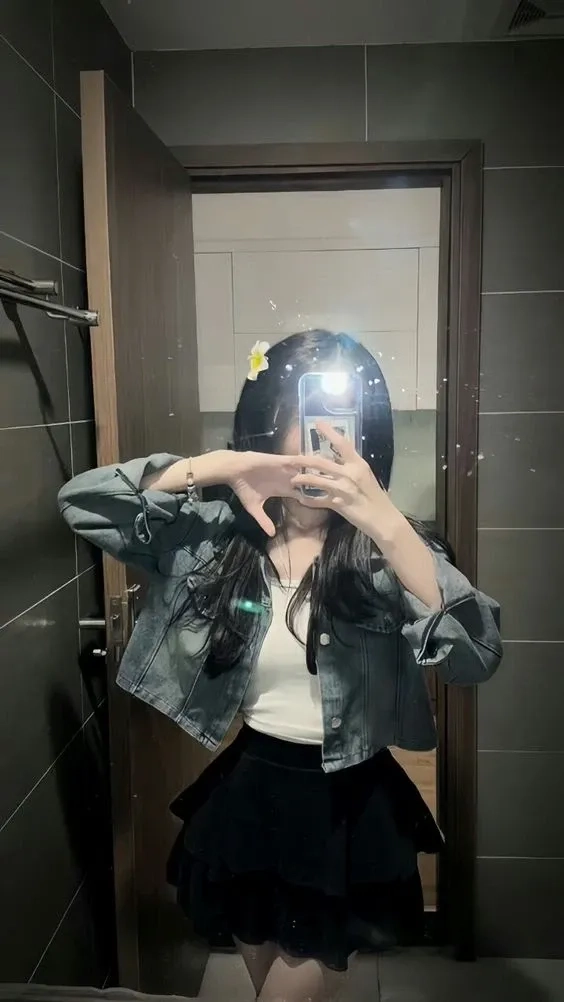 Hình ảnh gái k7 đeo kính dễ thương nhất với nụ cười ngọt ngào