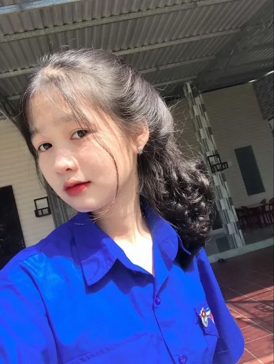 Ảnh bé gái chơi đùa thể hiện nét ngộ nghĩnh và tinh nghịch