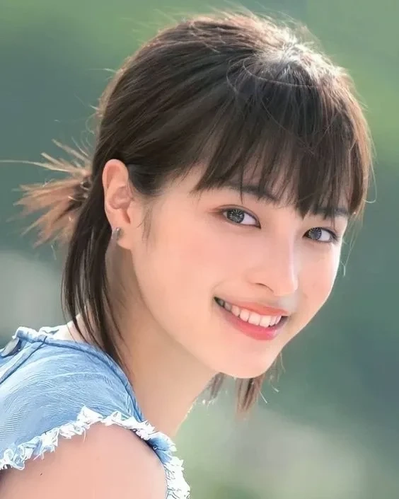 Idol nữ Nhật Bản với vẻ đẹp thanh lịch và thần thái cuốn hút