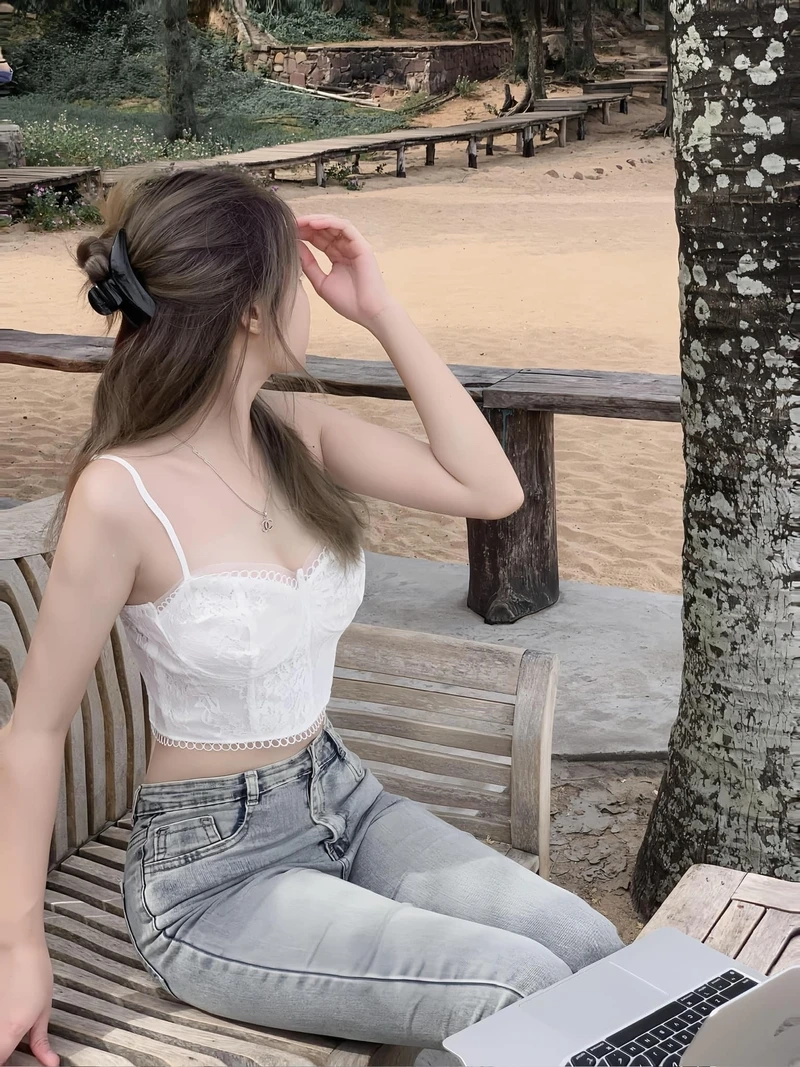 Ảnh street style nữ nổi bật với phong cách trẻ trung và hiện đại