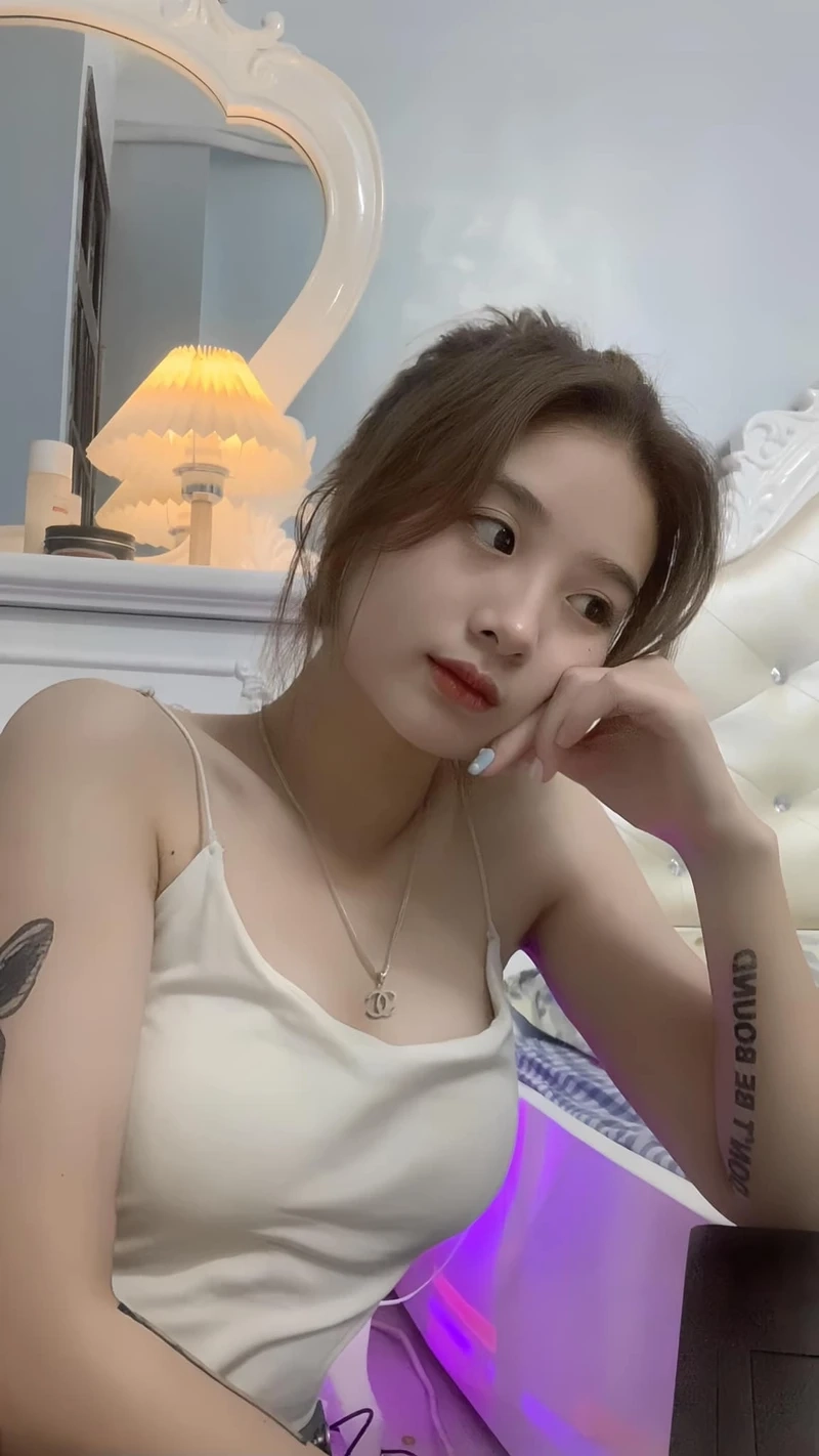 Ảnh thời trang đường phố vintage nữ khắc họa nét hoài cổ và cuốn hút
