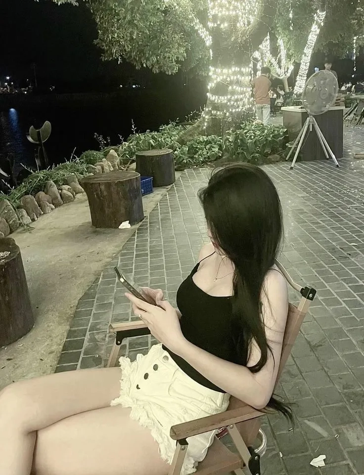 Ảnh thời trang đường phố vintage nữ khắc họa nét hoài cổ và cuốn hút