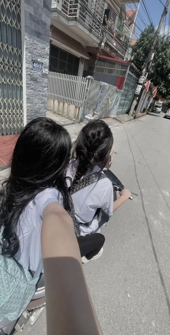 Ảnh cô gái trên phố cổ mang đến cảm giác hoài cổ và lãng mạn
