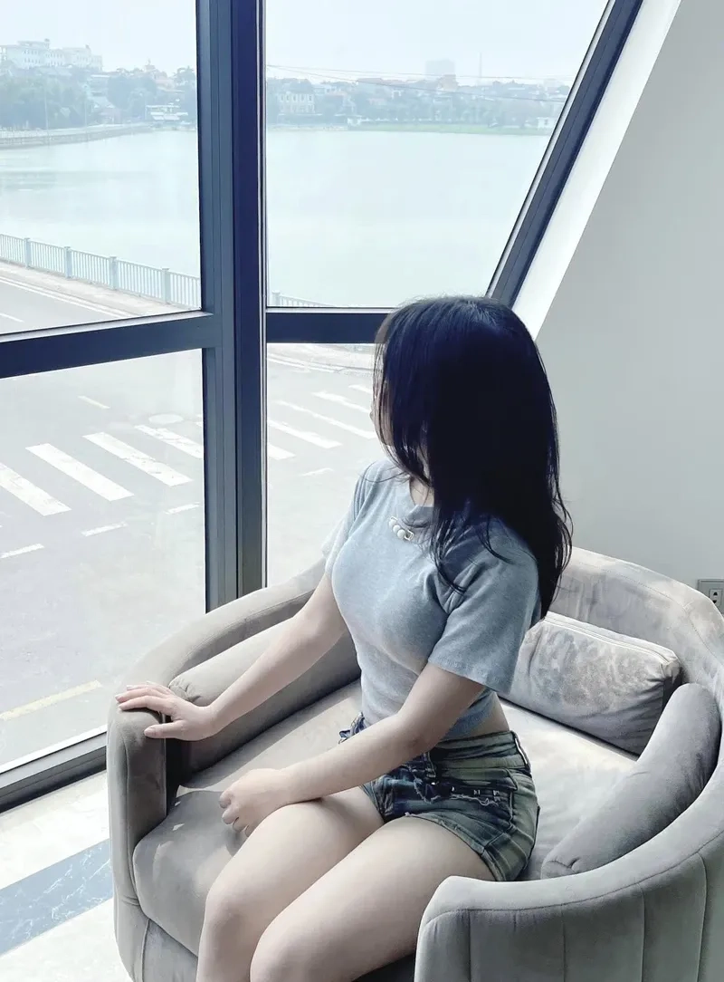 Ảnh cô gái trên phố Đà Lạt mang đến cảm giác lãng mạn và thơ mộng
