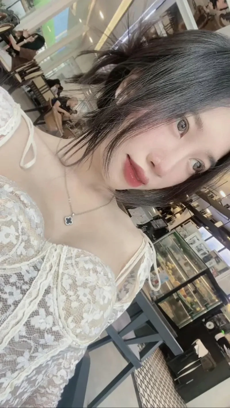 Ảnh thiếu nữ street style nổi bật với sự trẻ trung và năng động