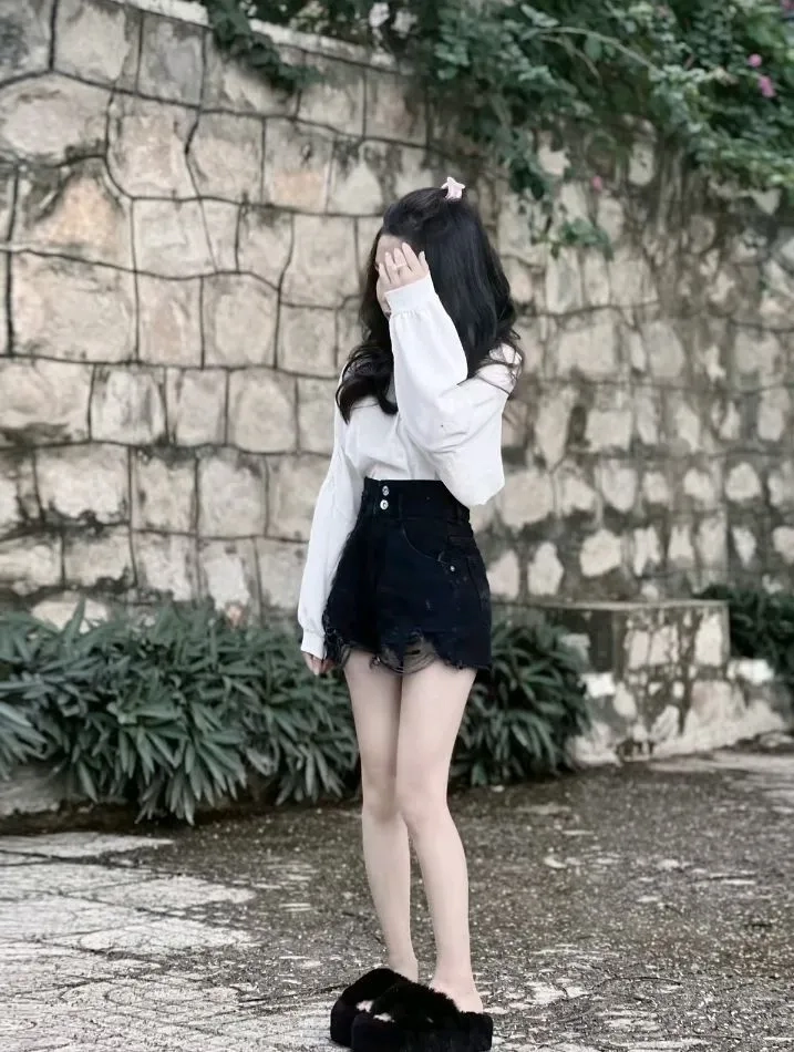 Ảnh cô gái phong cách đường phố Singapore nổi bật với nét thanh lịch và hiện đại