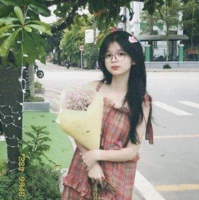Gái quê chăm sóc vườn mang đến hình ảnh lao động thân thiện