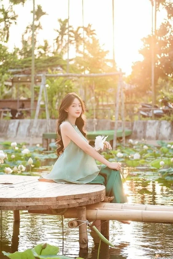 Hình ảnh gái quê giữa cánh đồng mang lại không khí thanh bình