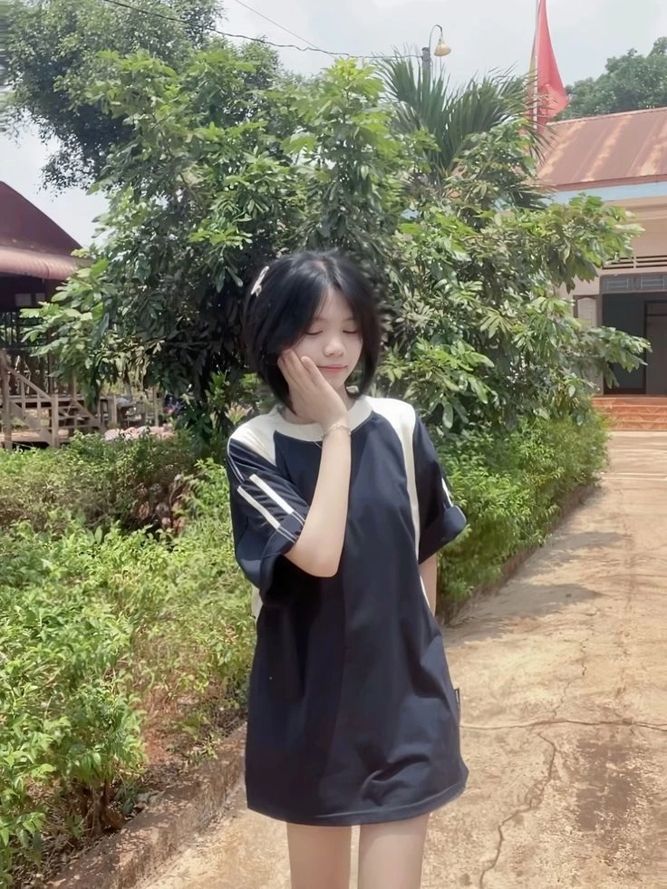 Gái quê dưới ánh hoàng hôn tạo nên khung cảnh lãng mạn và yên ả