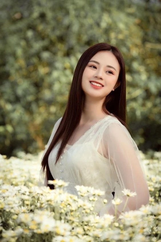 Thiếu nữ thôn quê bên rặng tre với thần thái tự nhiên và cuốn hút
