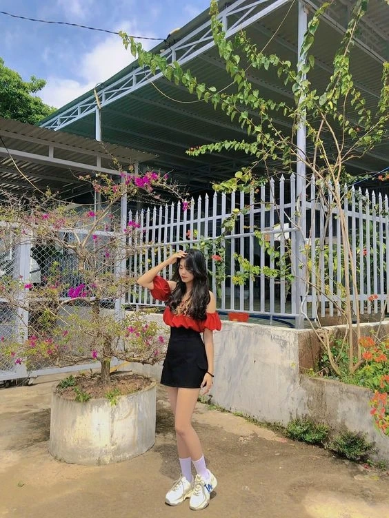 Gái quê ngắm trăng trong khung cảnh đậm chất thôn quê