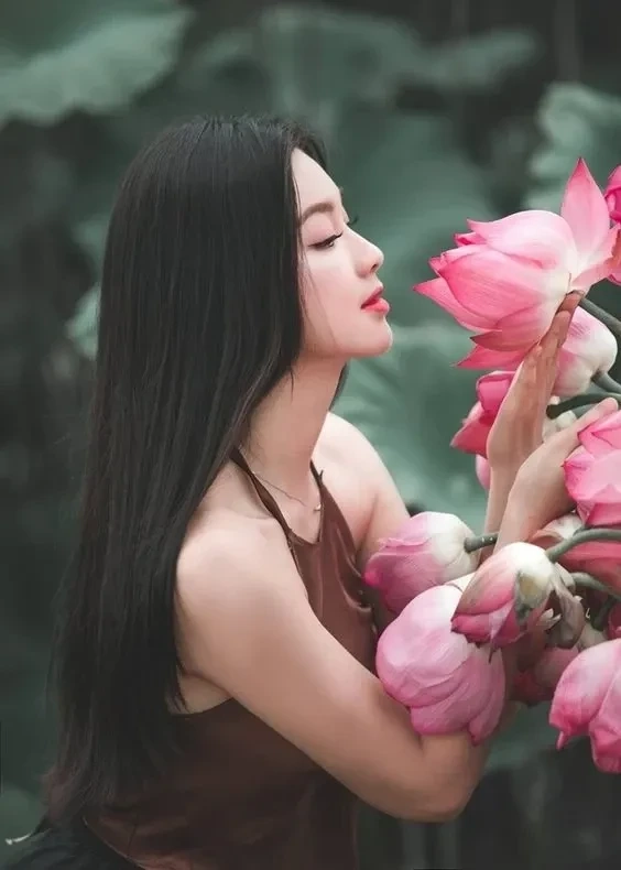 Gái quê bên thác nước mang lại cảm giác tươi mới và thư thái