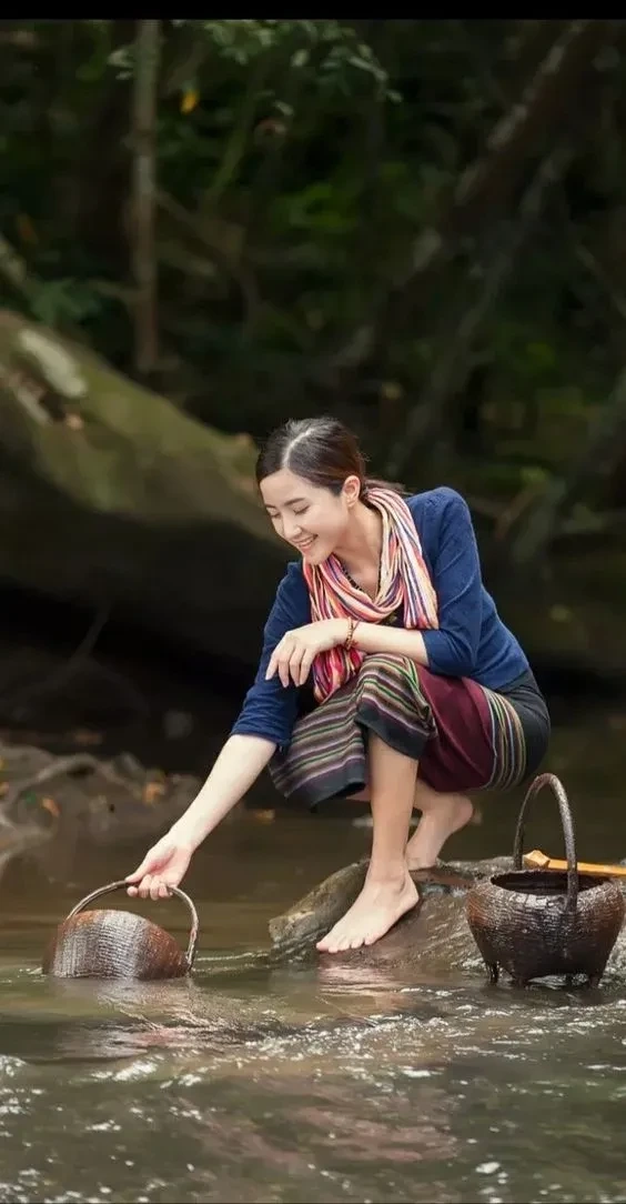 Thiếu nữ Bắc Bộ trong lễ hội mang thần thái vui tươi và nổi bật