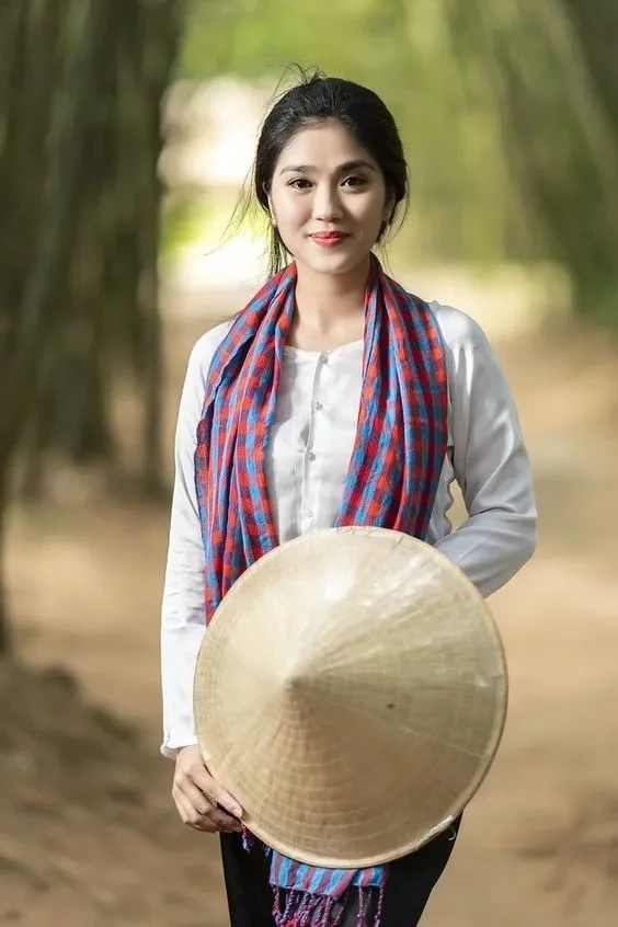 Gái Bắc Bộ bên đình làng với vẻ đẹp dịu dàng và gần gũi