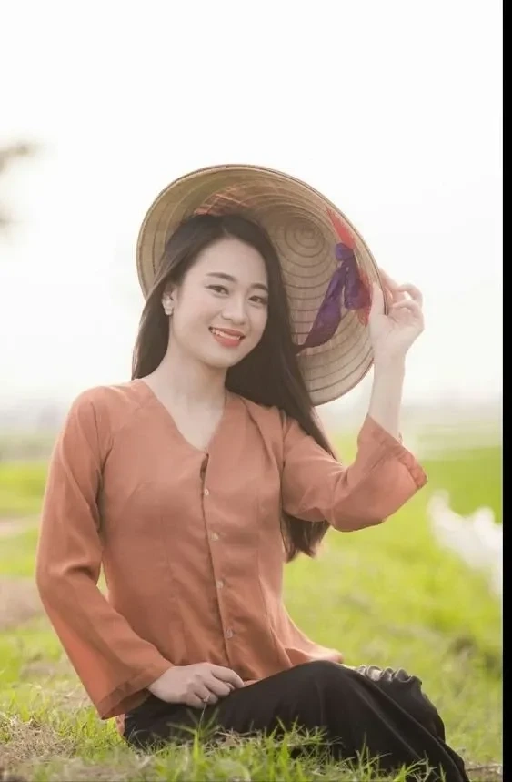 Gái quê gặt lúa tạo nên hình ảnh lao động gần gũi và thân thiện