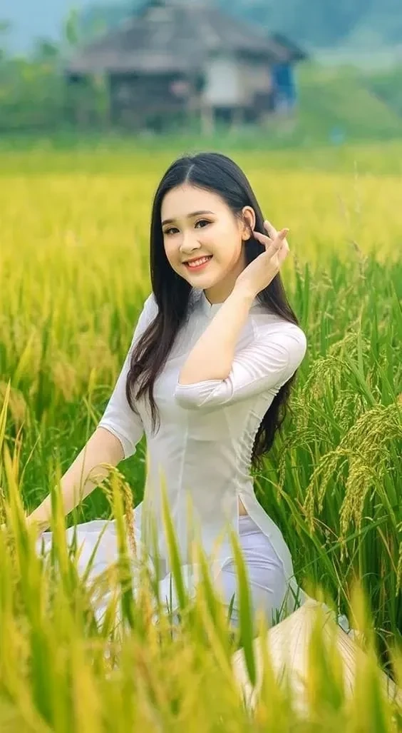 Thiếu nữ thôn quê trồng rau với nét đẹp mộc mạc chân thực