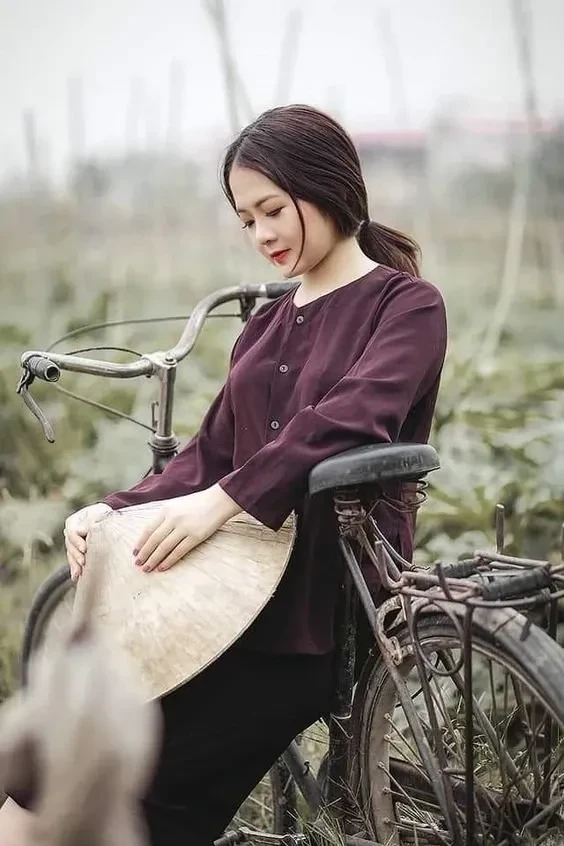 Gái quê chăn trâu mang lại hình ảnh yên bình của làng quê