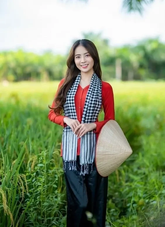 Hình ảnh gái quê hái sen tạo nên khung cảnh đậm chất thôn quê