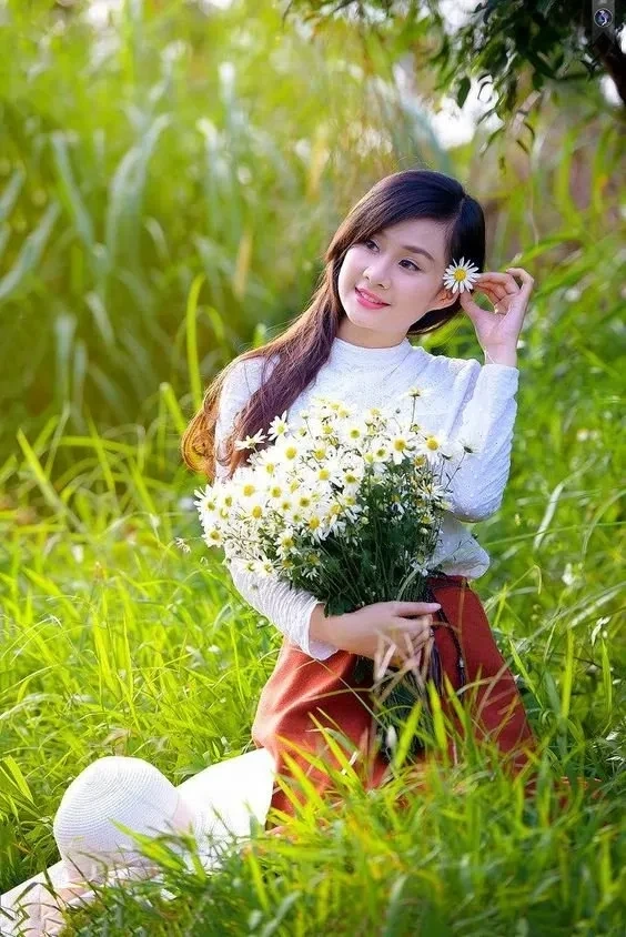 Gái quê tưới nước ruộng với vẻ đẹp lao động giản dị