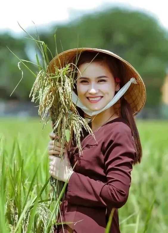 Thiếu nữ thôn quê bắt cá trong không khí vui tươi gần gũi