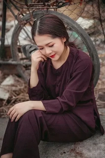 Gái quê thu hoạch hoa màu mang lại cảm giác bình dị thân quen