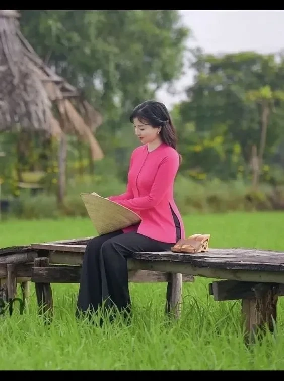 Hình ảnh gái quê cấy lúa với thần thái tự nhiên và chân thực