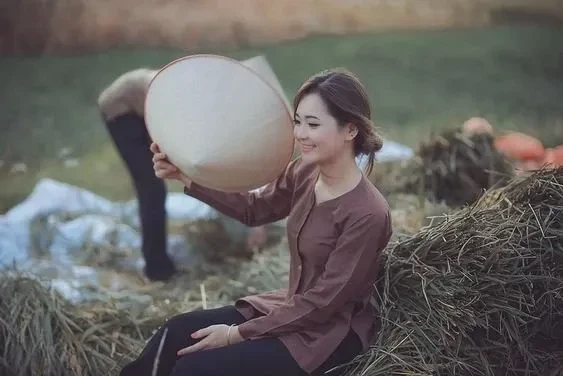 Hình ảnh gái miền Tây bên cầu tre mang lại nét đẹp yên bình