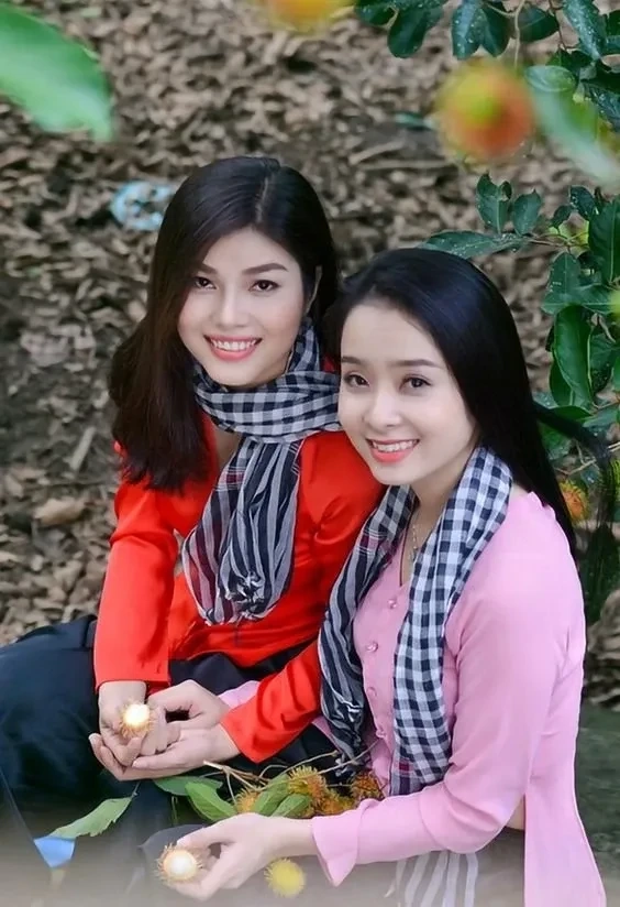 Thiếu nữ miền Tây bên ruộng lúa với thần thái tự nhiên