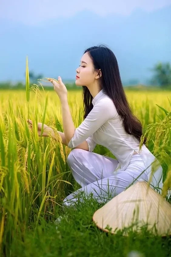 Hình ảnh gái quê làm đồng với nụ cười tươi tắn
