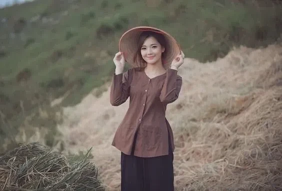 Thiếu nữ thôn quê bên giếng nước với vẻ đẹp dịu dàng