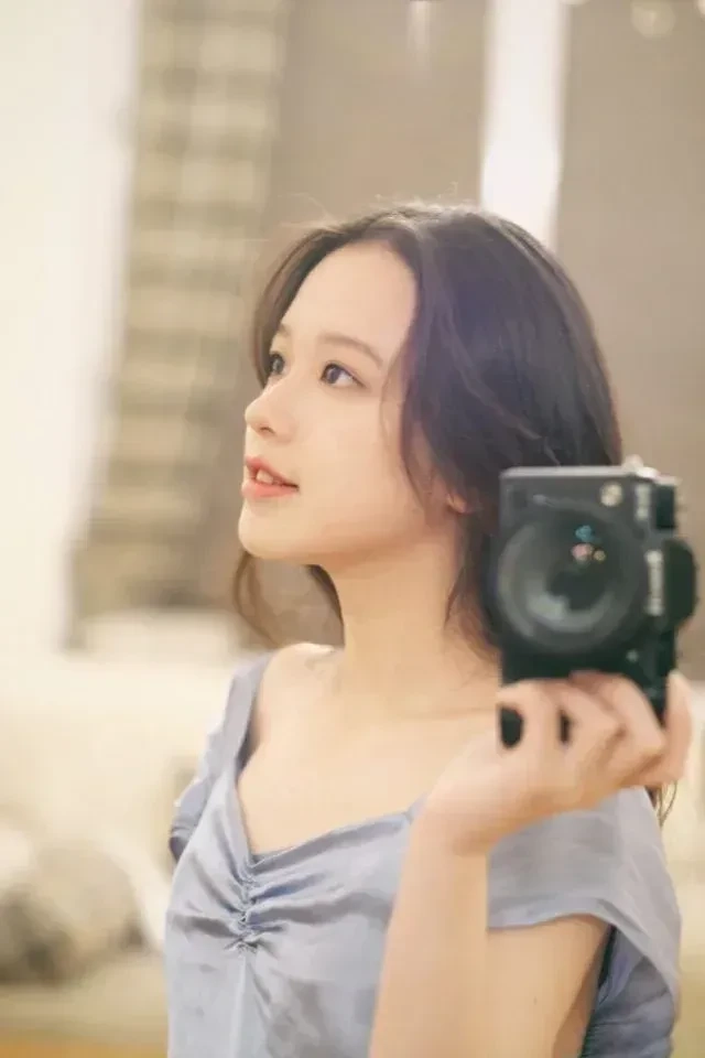 Ảnh gái Trung Quốc tóc dài thướt tha thu hút mọi ánh nhìn