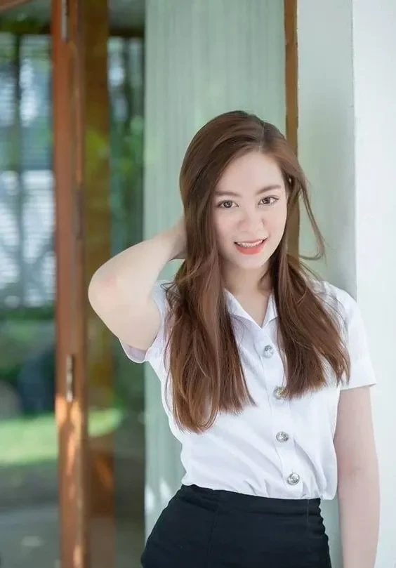Hình ảnh gái văn phòng phối đồ hiện đại với phong thái năng động