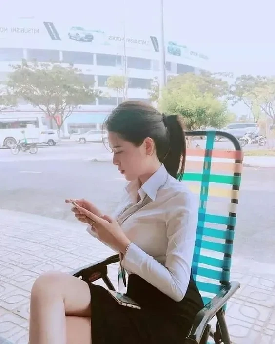 Ảnh gái văn phòng với trang sức tinh tế tạo điểm nhấn cho phong cách