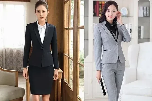 Hình ảnh gái văn phòng tại quầy lễ tân với thái độ nhiệt tình và thân thiện