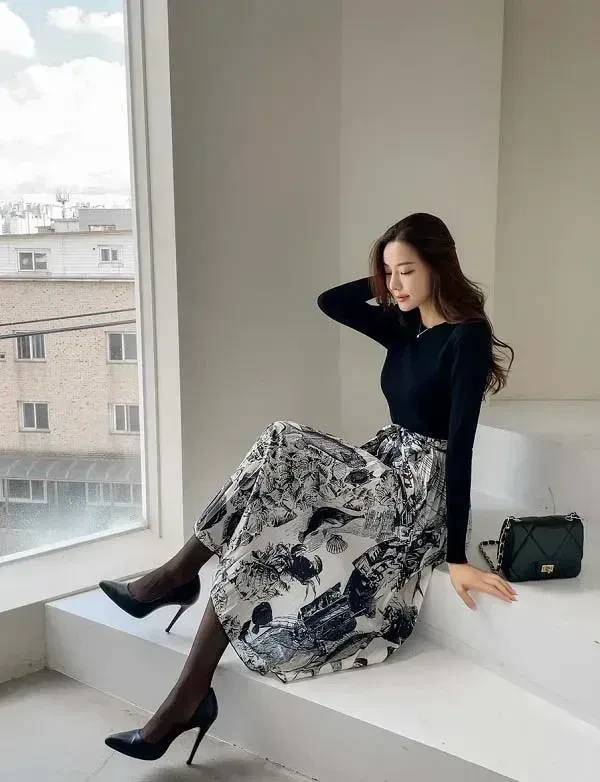 Hình ảnh gái văn phòng trả lời điện thoại trong lúc xử lý công việc