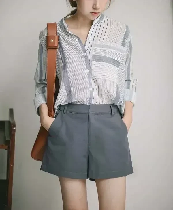 Ảnh gái văn phòng xử lý tài liệu với tinh thần làm việc nghiêm túc