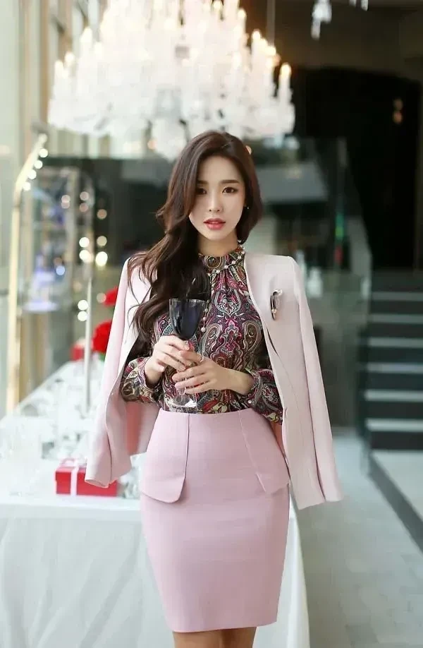 Hình ảnh gái văn phòng bên cửa sổ trong không gian làm việc thoáng đãng