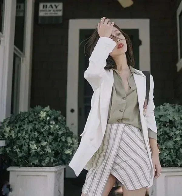 Hình ảnh cô gái văn phòng đánh máy với sự tập trung và chuyên nghiệp