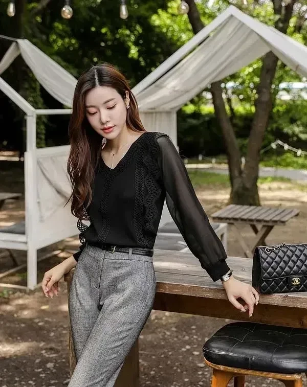 Hình ảnh gái văn phòng họp nhóm trong không khí hợp tác và sáng tạo