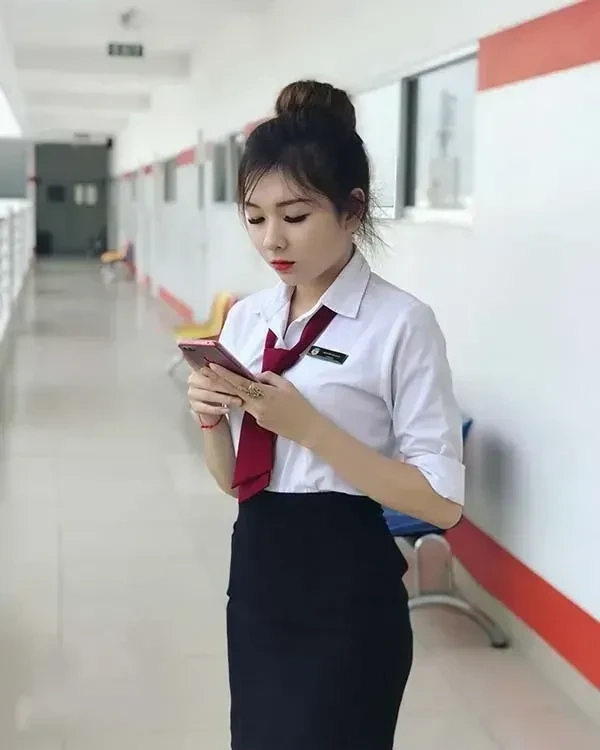 Ảnh nữ nhân viên văn phòng mặc đồng phục với dáng vẻ trang nhã
