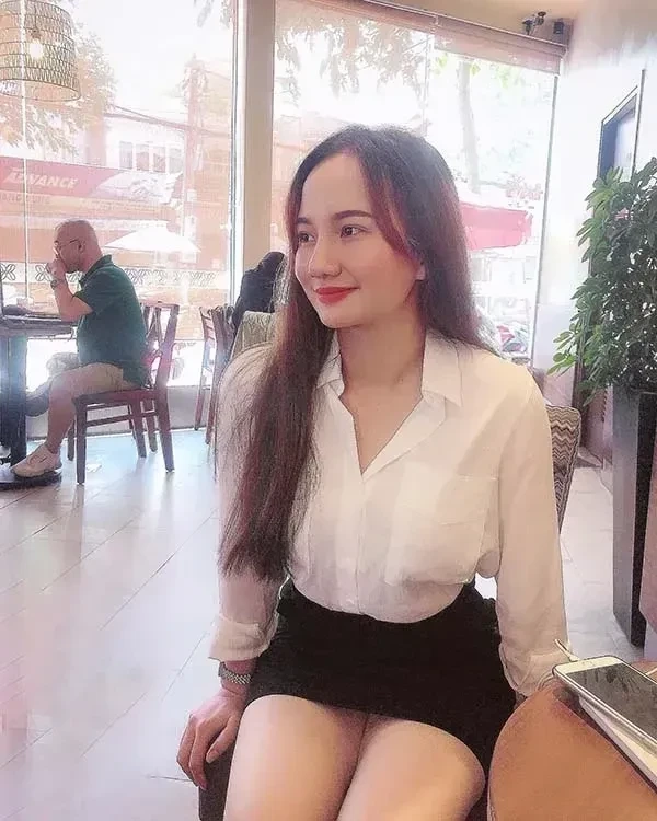 Hình ảnh nữ nhân viên văn phòng sử dụng điện thoại để giải quyết công việc
