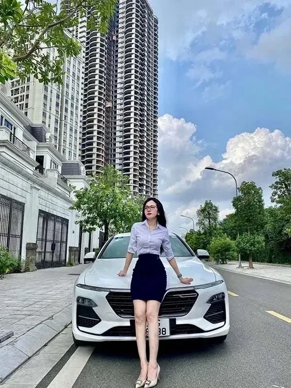 Hình ảnh cô gái văn phòng trẻ trung với thần thái đầy năng lượng