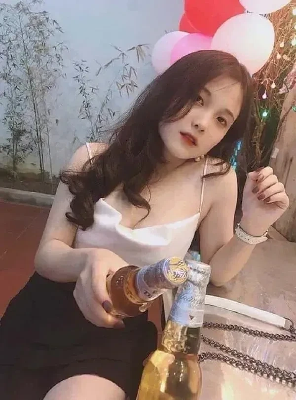 Hình ảnh gái văn phòng với nụ cười rạng rỡ mang lại cảm giác thân thiện