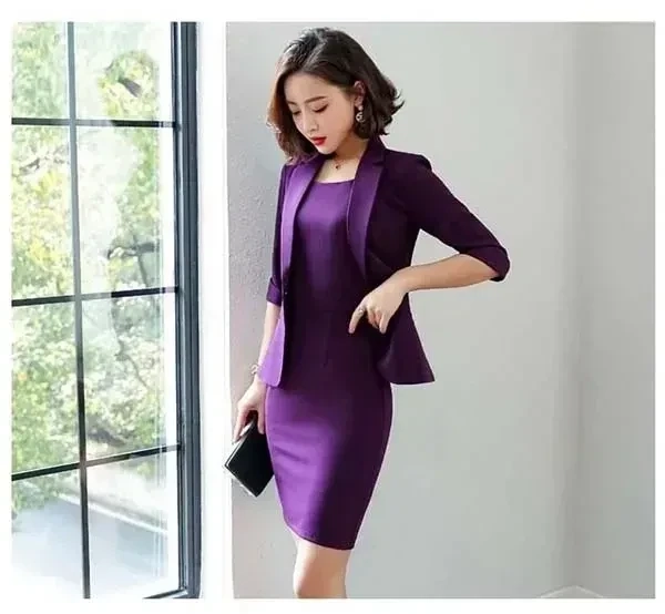 Ảnh cô gái làm việc tại văn phòng với phong cách làm việc tập trung