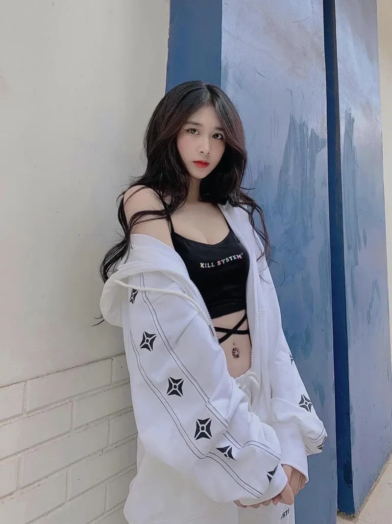 Hình ảnh gái 2k6 tóc ngang vai cho máy tính làm nổi bật không gian sống động