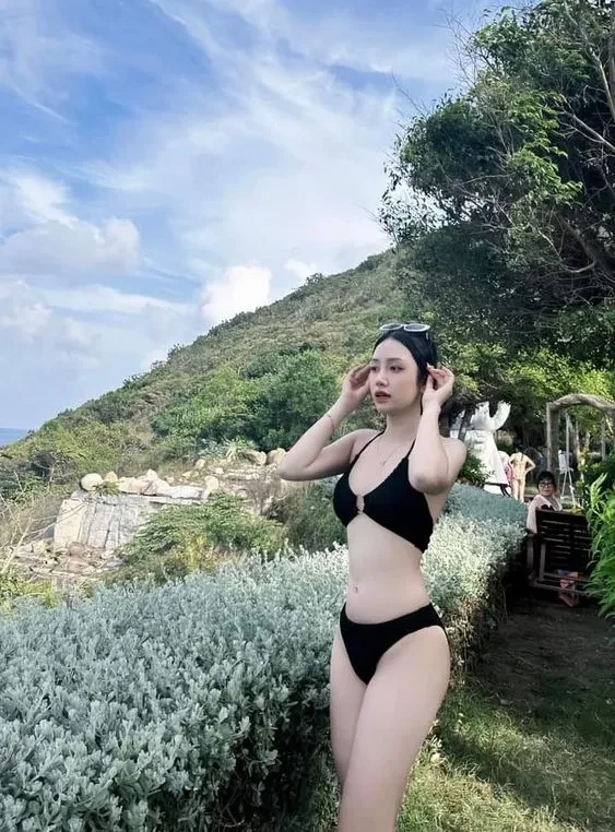 Anh gái đẹp bikini gây ấn tượng mạnh với phong cách duyên dáng