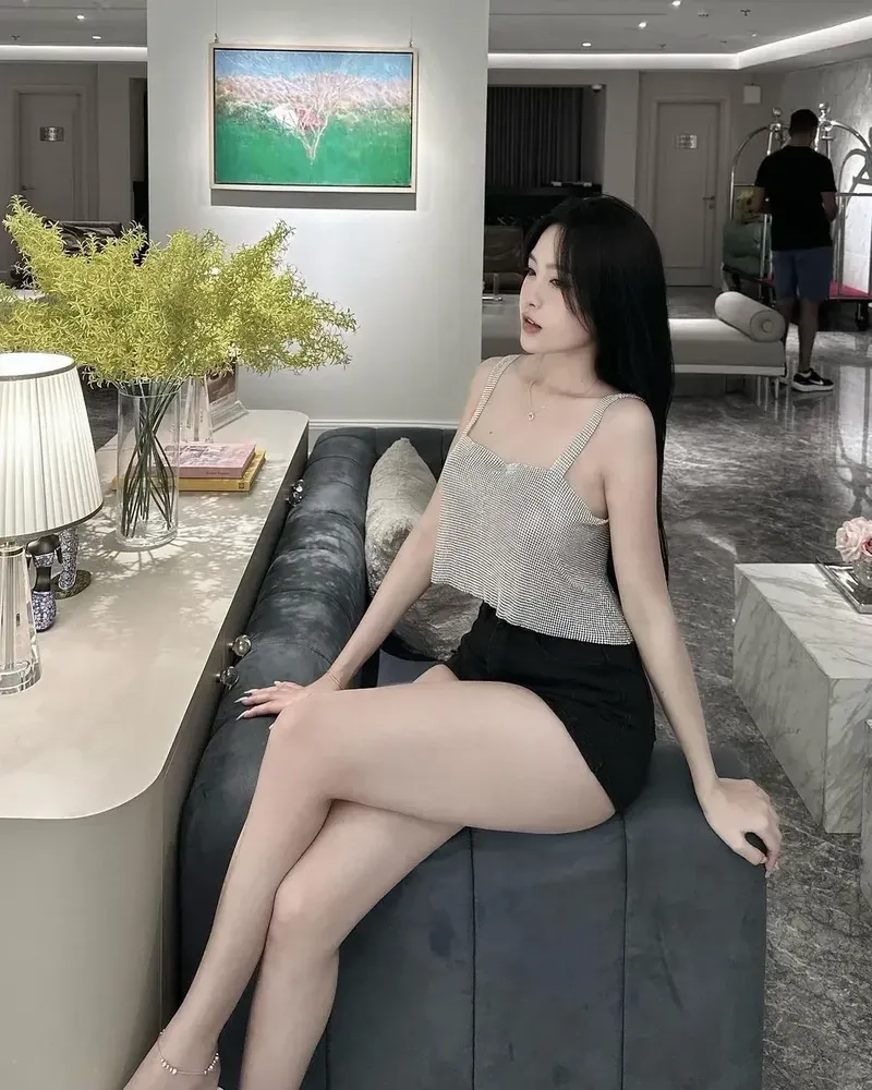 Hình nền gái xinh 4K cho máy tính miễn phí để dễ dàng làm mới không gian