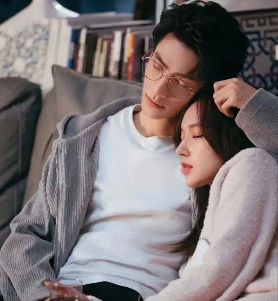 Tải ảnh ôm gái ngọt ngào mang lại cảm giác ấm áp và yêu thương