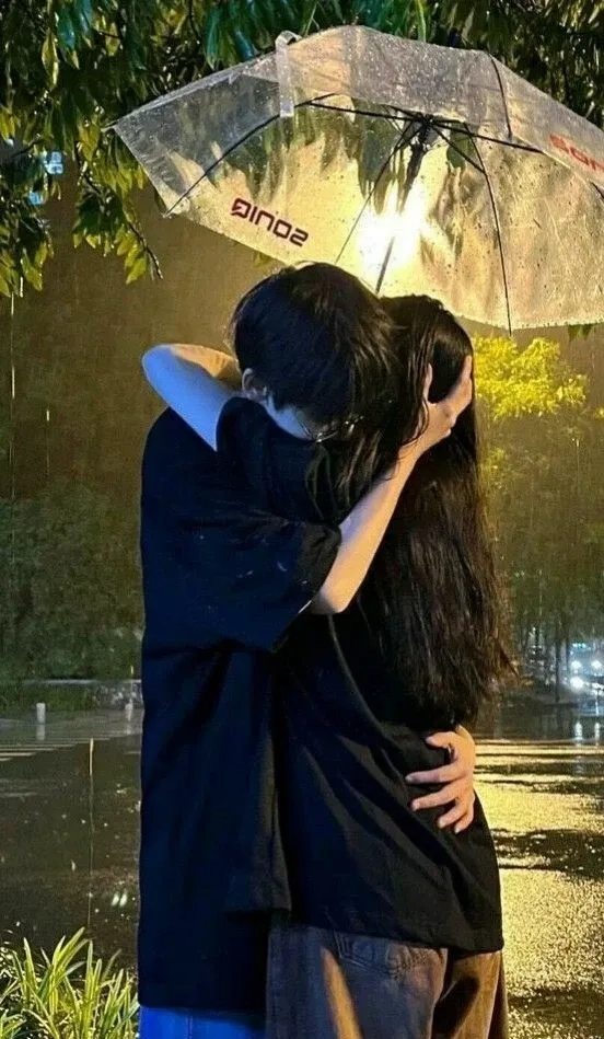 Hình ảnh ôm gái chất lượng cao mang lại sự gần gũi và tình cảm