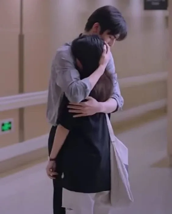 Hình nền ôm nhau dễ thương nhất khiến không gian thêm sinh động